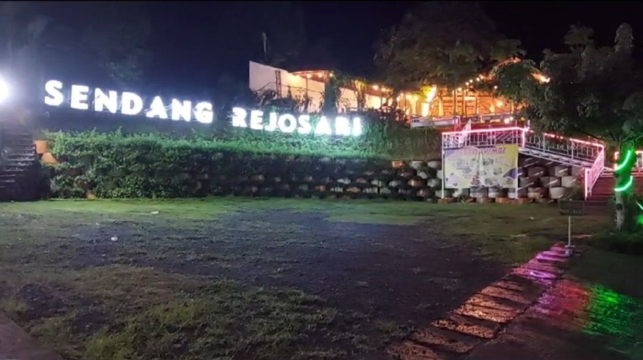 Kolam renang mata air alami Sendang Rejosari Wonosalam